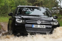 Vodní kaluž není pro VW Touareg překážkou.